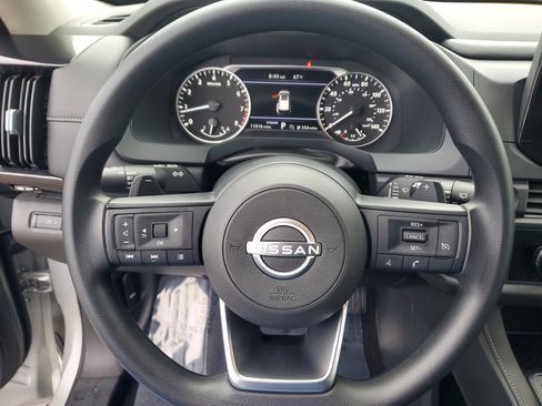 Used 2024 Nissan Pathfinder S image 19