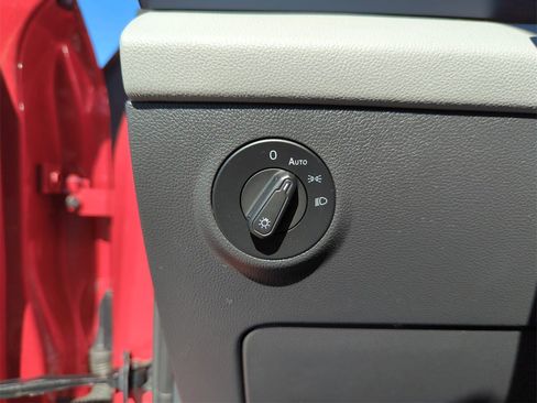 Used 2022 Volkswagen Taos SE w/ Panoramic Sunroof Package image 39