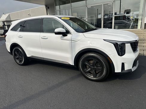 Used 2025 Kia Sorento LX FWD image 2