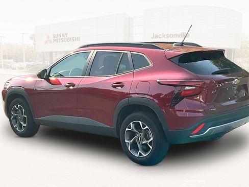 Used 2025 Chevrolet Trax LT FWD image 4