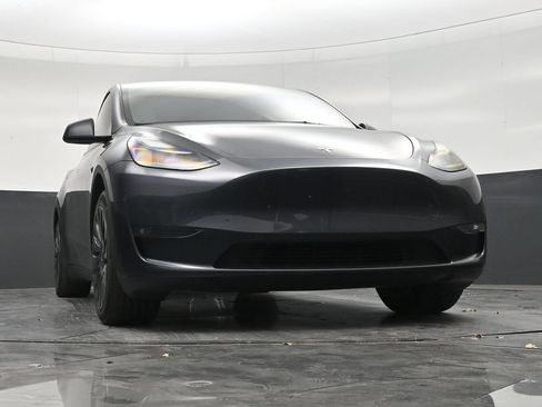 Used 2024 Tesla Model Y Long Range AWD/4WD image 25