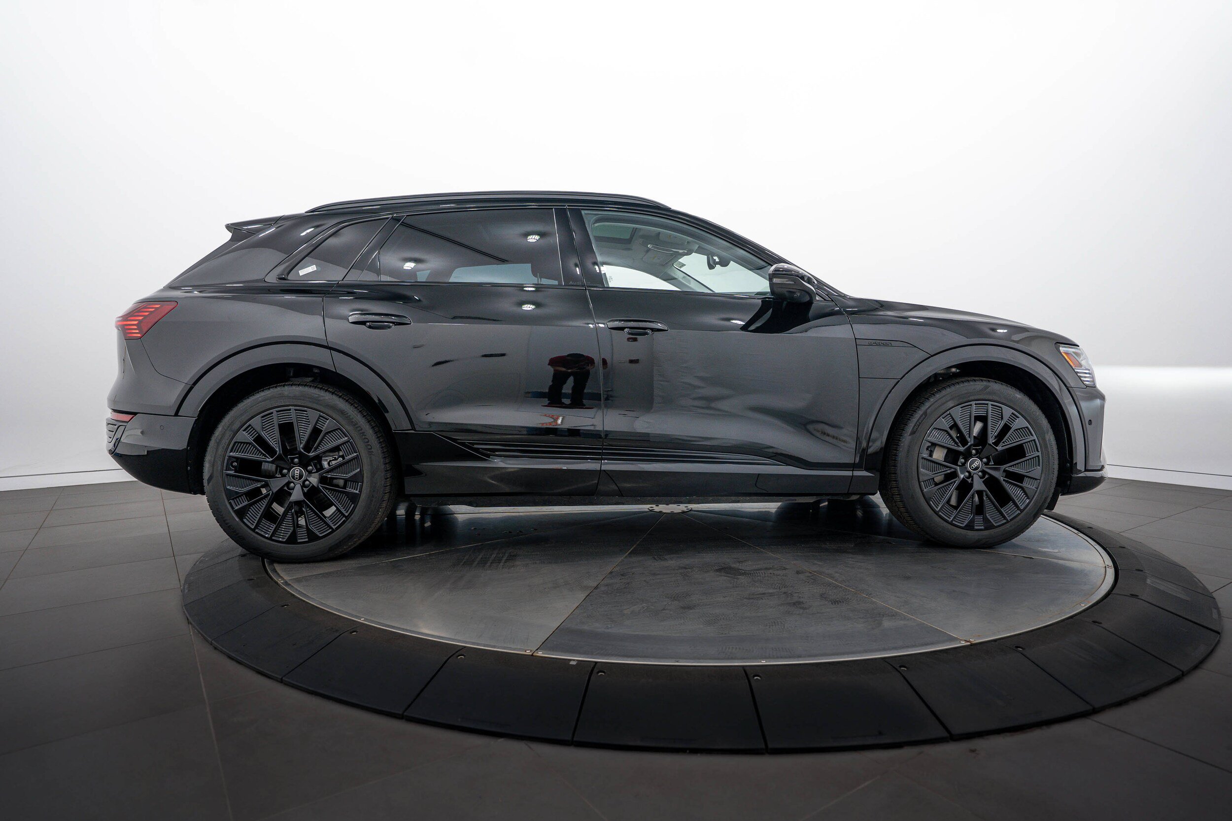 Used 2024 Audi Q8 e-tron Prestige AWD/4WD image 3