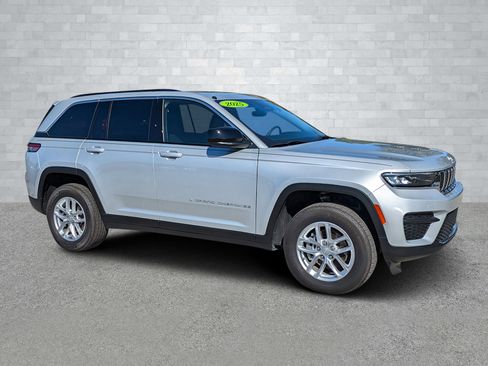 Used 2025 Jeep Grand Cherokee Laredo X image 2