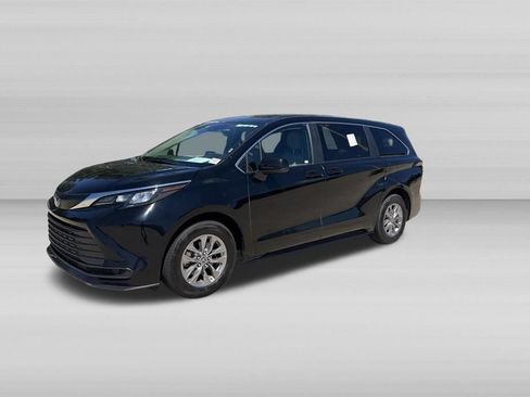 Used 2025 Toyota Sienna LE FWD image 9