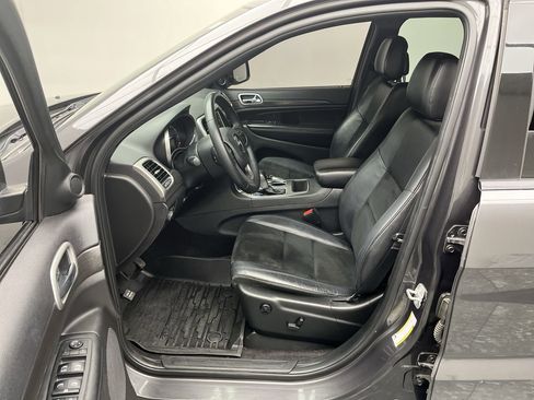 Used 2018 Jeep Grand Cherokee Altitude image 3