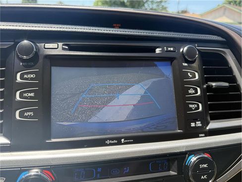 Used 2015 Toyota Highlander XLE FWD image 11