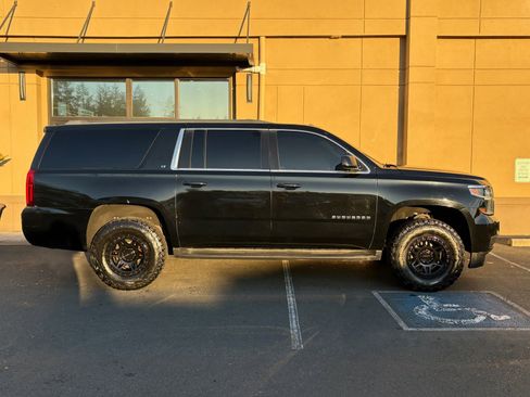 Used 2018 Chevrolet Suburban LT image 6