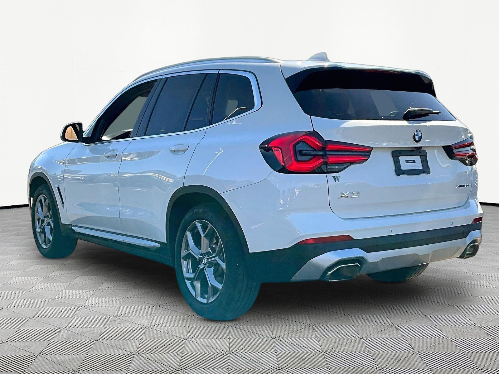 Used 2024 BMW X3 xDrive30i w/ Premium Package w/ZPA AWD/4WD image 4