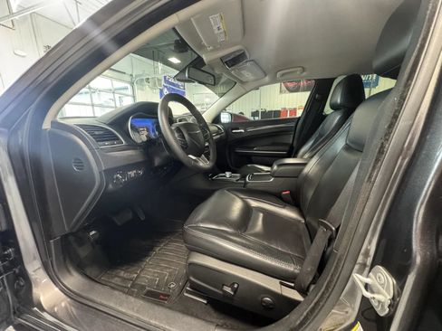 Used 2022 Chrysler 300 Touring L AWD/4WD image 9
