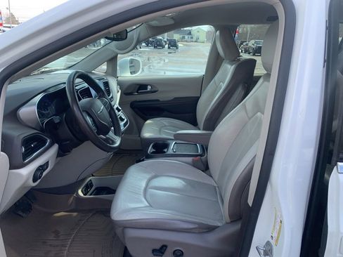 Used 2017 Chrysler Pacifica Touring-L Plus w/ Tire & Wheel Group image 15