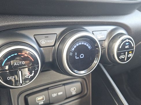Used 2025 Hyundai Venue SEL FWD image 13