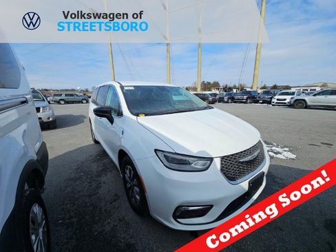 Used 2024 Chrysler Pacifica Limited FWD image 1