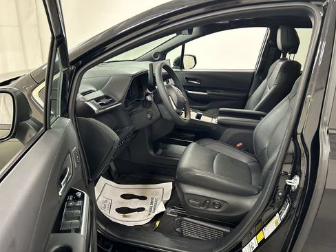 Used 2026 Toyota Sienna Platinum AWD/4WD image 9