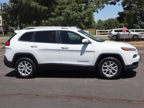Used 2016 Jeep Cherokee Latitude AWD/4WD image 3