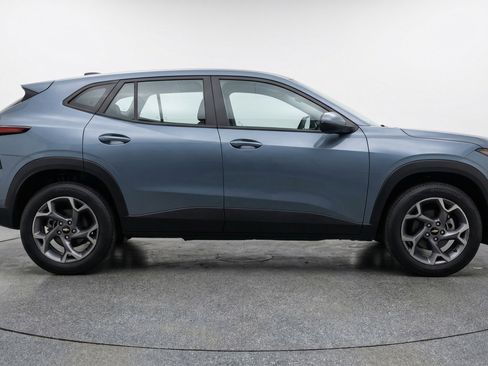 Used 2025 Chevrolet Trax LT FWD image 11