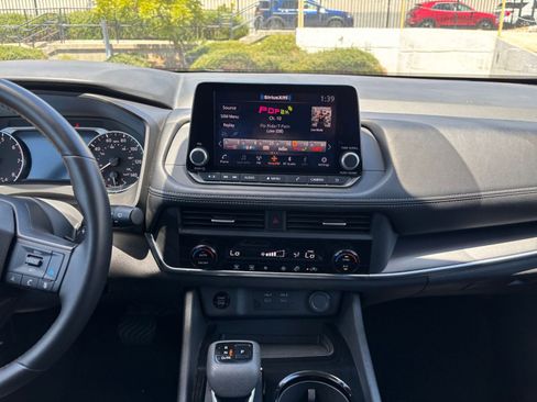 Used 2025 Nissan Rogue SV AWD/4WD image 17