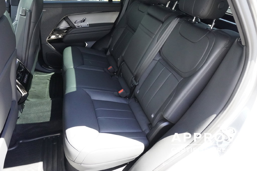 Used 2025 Land Rover Range Rover Sport SE AWD/4WD image 30