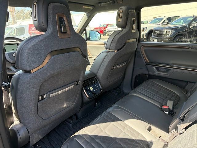 Used 2025 Rivian R1S Premium Dual AWD/4WD image 9