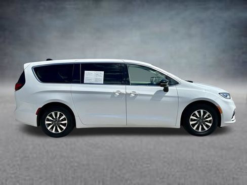 Used 2024 Chrysler Pacifica Limited FWD image 4