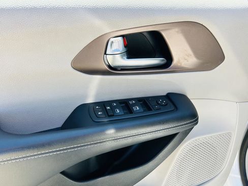 Used 2023 Chrysler Voyager LX image 10