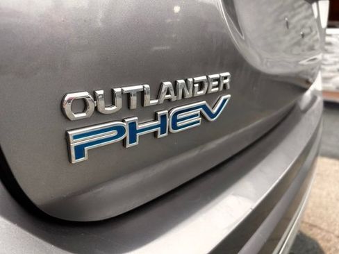 Used 2022 Mitsubishi Outlander 4WD Plug-In Hybrid image 9