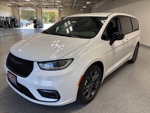 New 2026 Chrysler Pacifica Select image 3