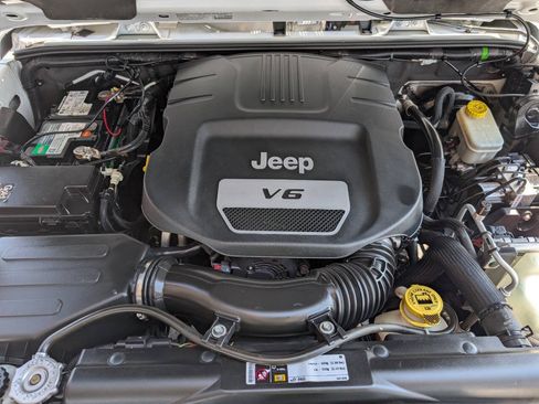 Used 2014 Jeep Wrangler Unlimited Sahara AWD/4WD image 9