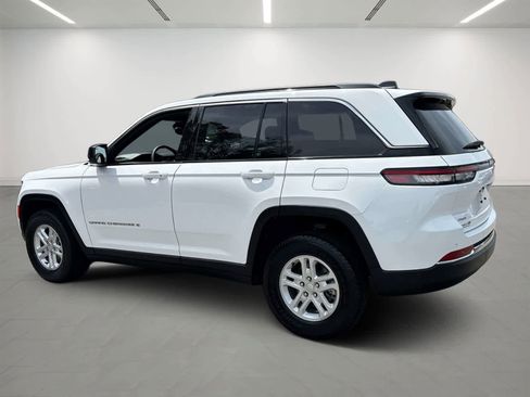 Used 2024 Jeep Grand Cherokee Laredo AWD/4WD image 3