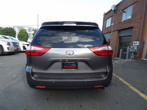Used 2016 Toyota Sienna XLE w/ XLE Navigation Package FWD image 4