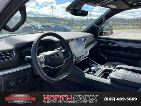 Used 2025 Jeep Wagoneer L Series II w/ 8-pass Seating Package image 6