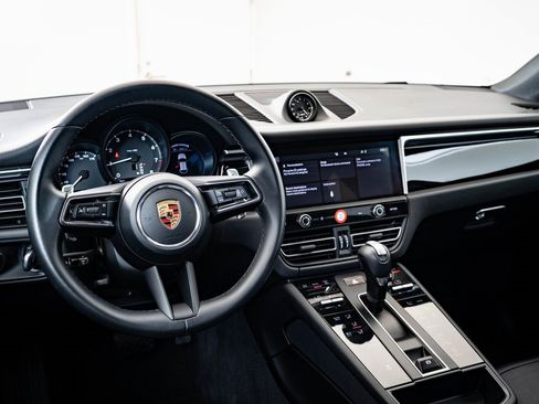 Certified 2024 Porsche Macan image 4