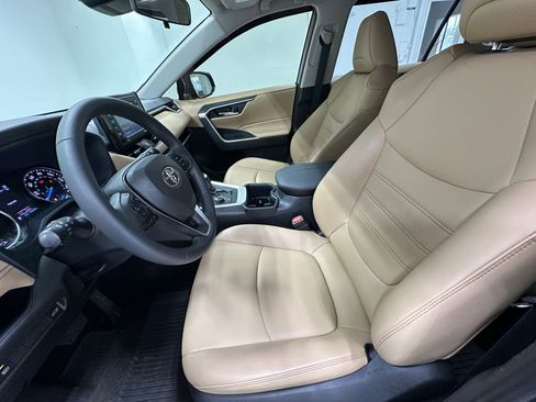 Used 2022 Toyota RAV4 XLE Premium image 10