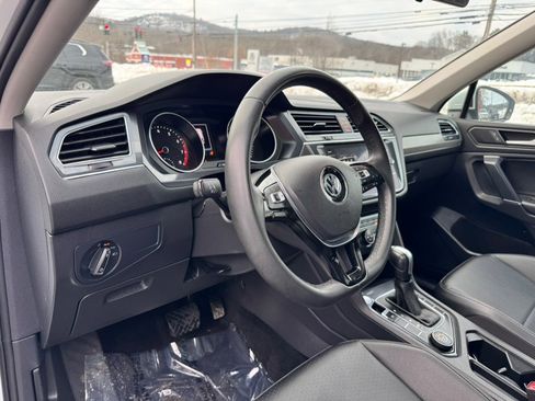 Used 2020 Volkswagen Tiguan SE w/ Panoramic Sunroof Package image 11