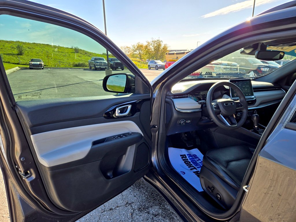 Used 2023 Jeep Compass Limited AWD/4WD image 12
