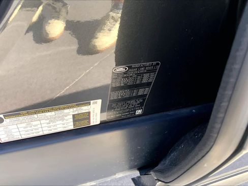 Used 2023 Land Rover Discovery Metropolitan Edition image 33