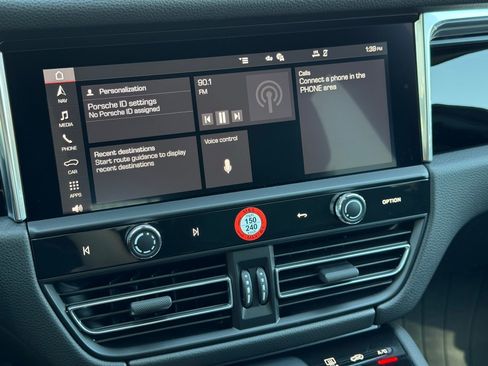 Used 2025 Porsche Macan image 19