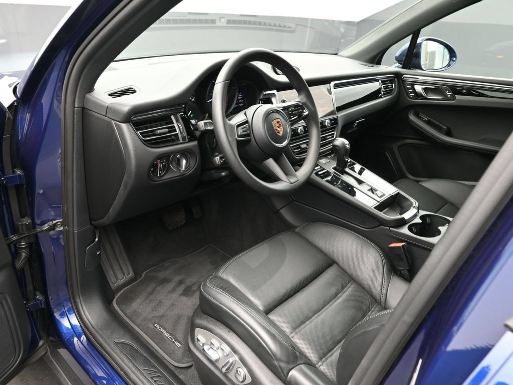 Certified 2026 Porsche Macan AWD/4WD image 4