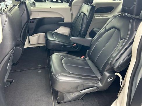 Used 2024 Chrysler Pacifica Touring-L image 19