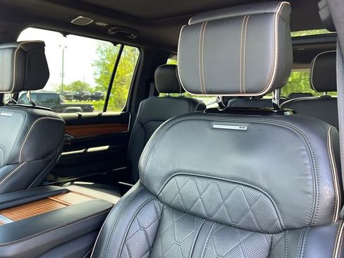 Used 2025 Jeep Grand Wagoneer Series III w/ HD Trailer Tow Package AWD/4WD image 18