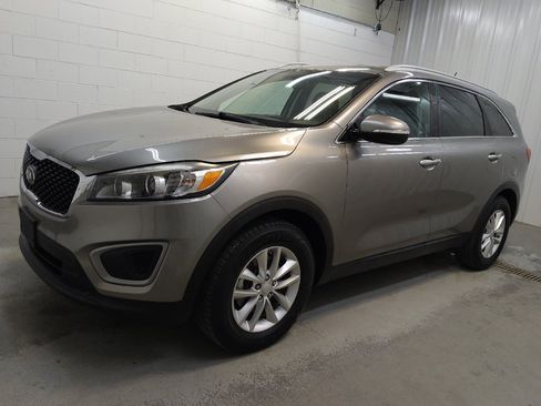 Used 2016 Kia Sorento FWD image 2
