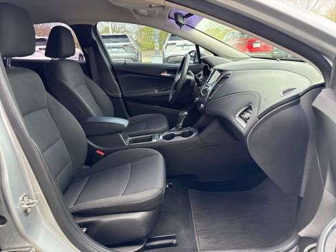 Used 2018 Chevrolet Cruze LT w/ Convenience Package image 28