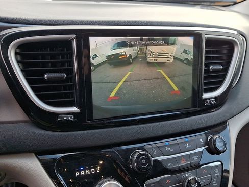 Used 2023 Chrysler Pacifica Touring-L image 15