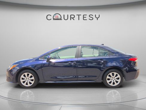 Certified 2022 Toyota Corolla LE FWD image 2
