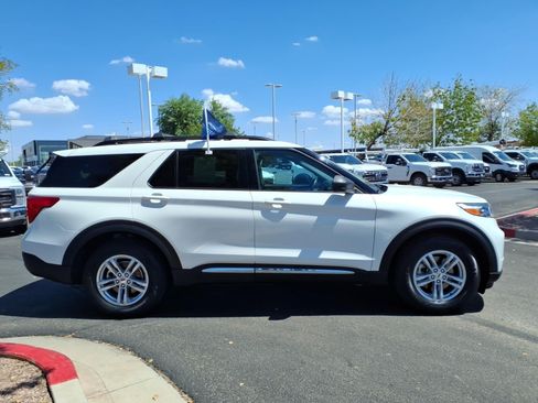 Certified 2023 Ford Explorer XLT RWD image 3