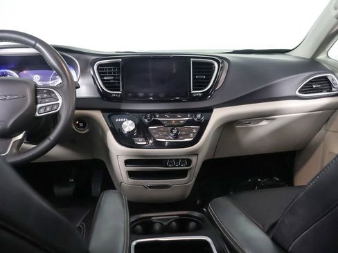 Used 2023 Chrysler Pacifica Touring-L FWD image 34