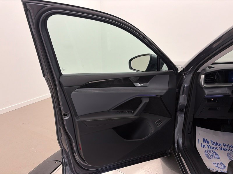 Used 2025 Volkswagen Tiguan SE w/ Panoramic Sunroof Package AWD/4WD image 20