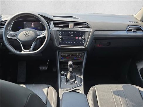 Used 2022 Volkswagen Tiguan SE w/ Panoramic Sunroof Package FWD image 18