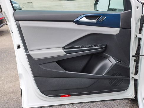 Used 2022 Volkswagen Taos SE w/ Panoramic Sunroof Package image 21