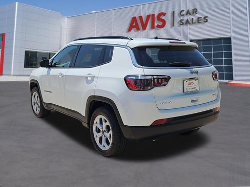Used 2025 Jeep Compass Latitude AWD/4WD image 9