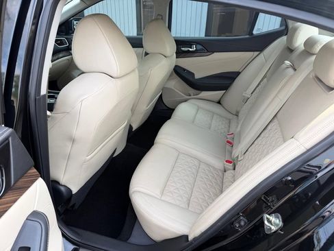 Used 2016 Nissan Maxima Platinum w/ Interior Lighting Package FWD image 16